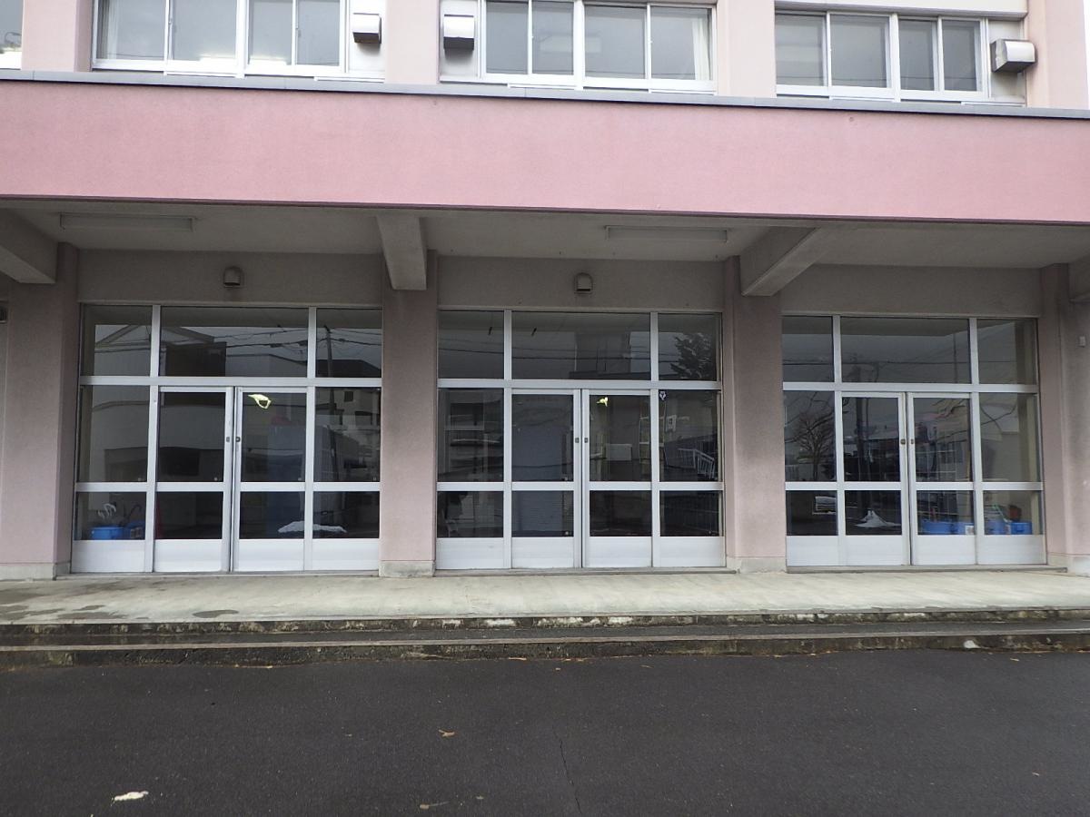 篠路中学校生徒玄関