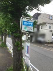 「深沢小学校」バス停留所