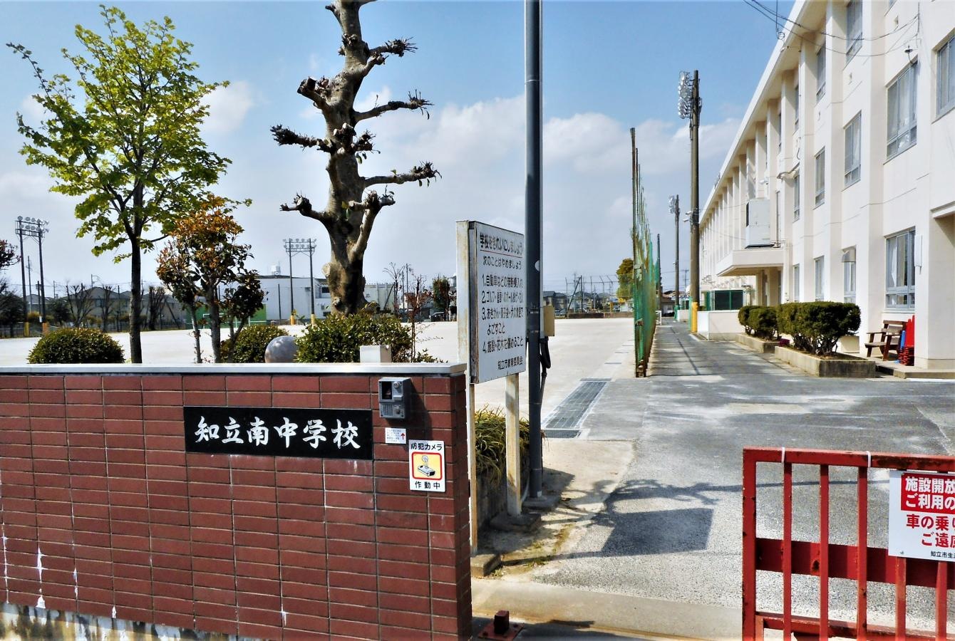 正門からの校舎