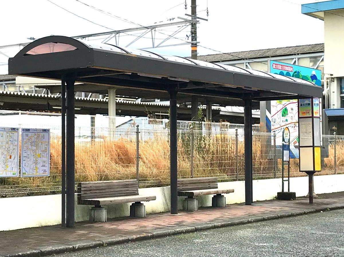 富士川駅  バス停  駅のすぐ横