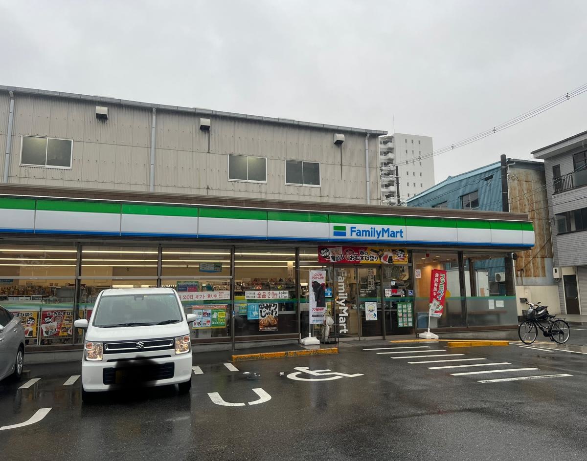 ファミリーマート正面からの写真