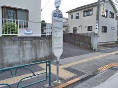 「深大寺小学校」バス停留所