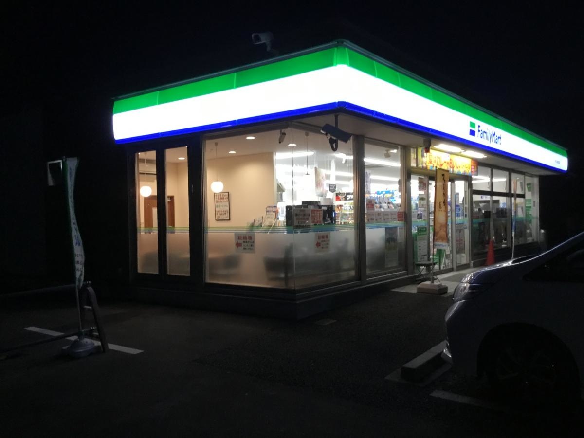 夜間店舗外観