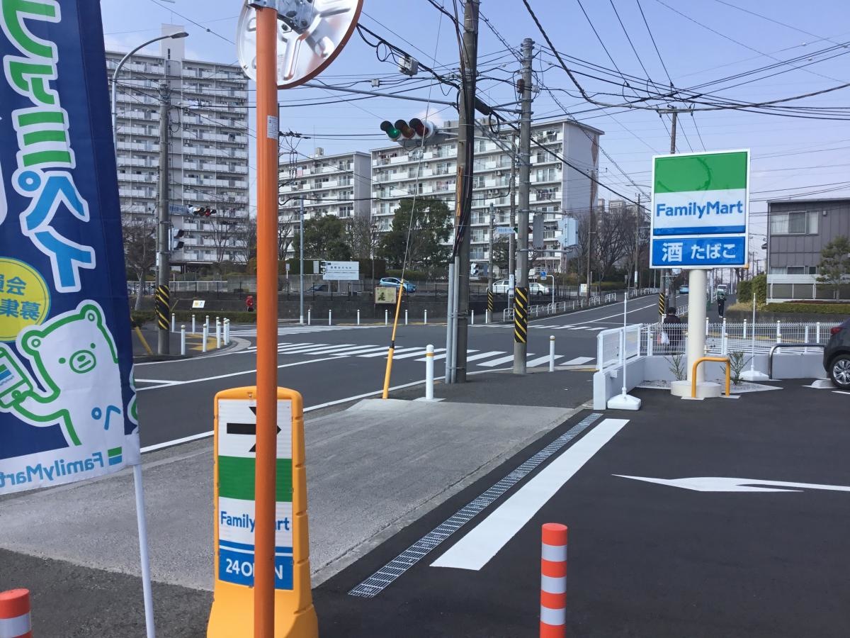 駐車場から交差点へ
