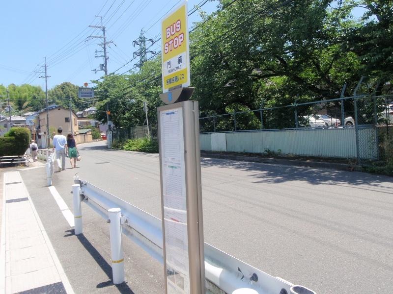 「門前」バス停留所の外観です