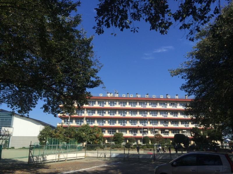 さいたま市立城南中学校の南側からの校舎の外観