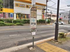 「品川通り上布田」バス停留所