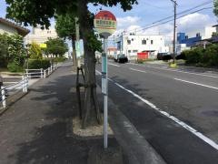 「鶴見坦交差点」バス停留所