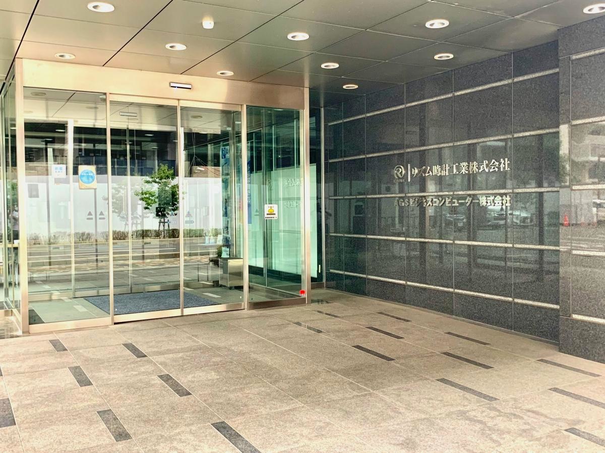 リズム時計工業株式会社の社屋エントランス外観