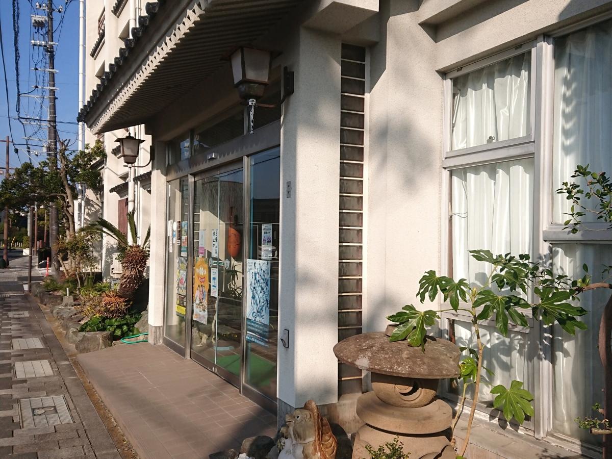 施設出入口