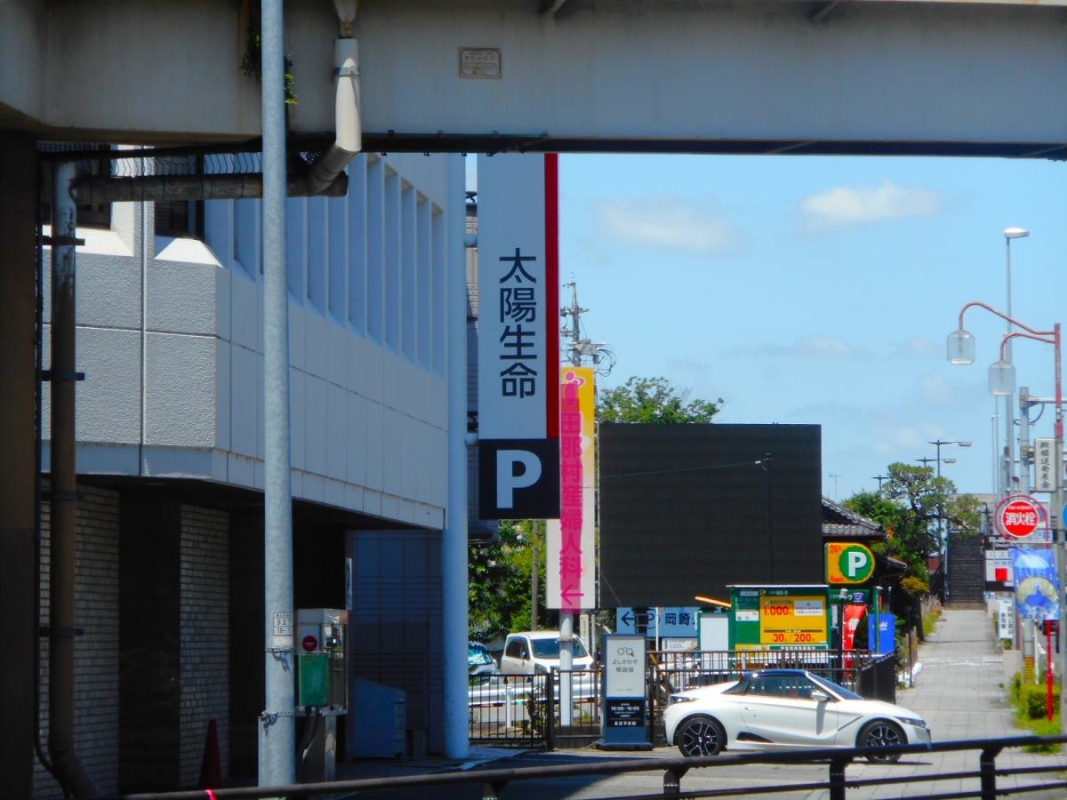歩道橋下からの歩道沿い外観