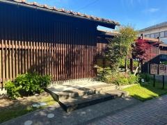 木造りの宿橋津屋