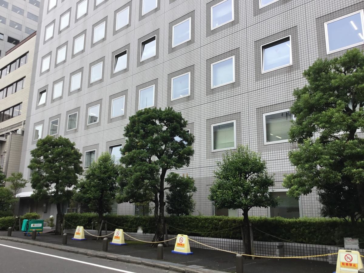 右から