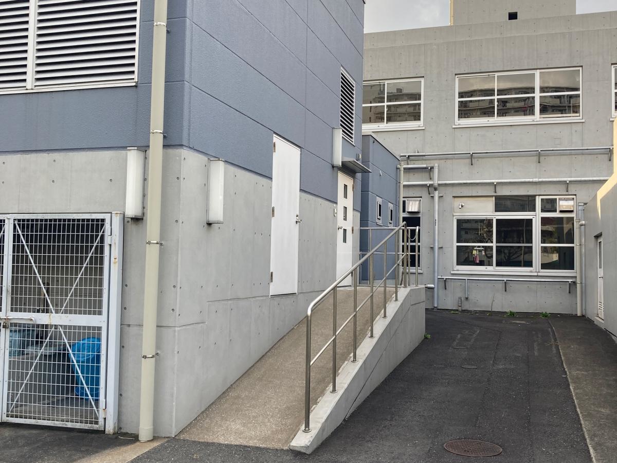 並木第一小学校の施設外観です。