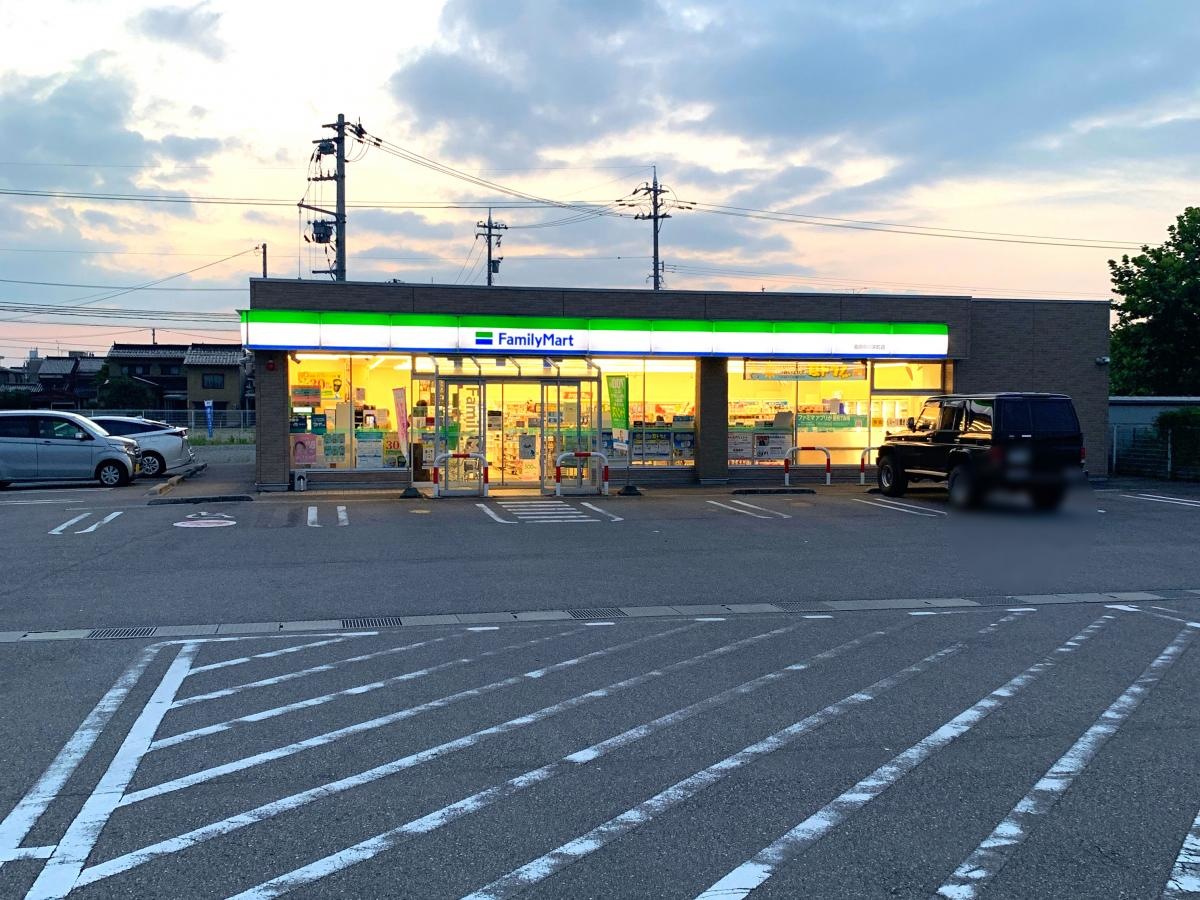 ファミリーマート中川栄店
