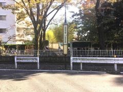 「静嘉堂文庫」バス停留所