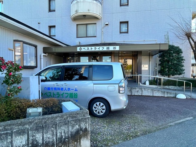 ベストライフ越谷の入口正面外観