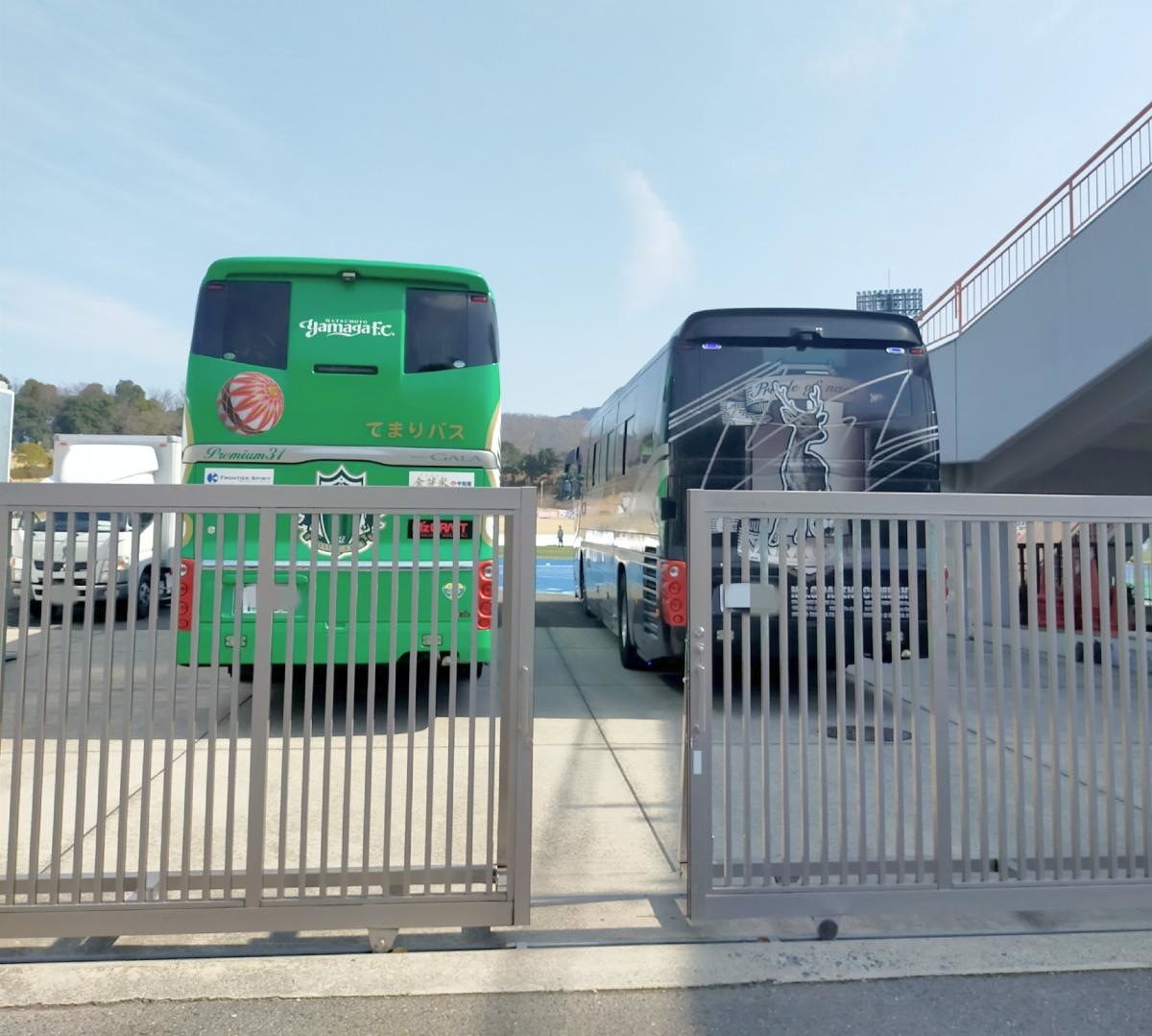 サッカークラブチームバスの駐車場