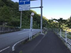「小学校前(山口市徳地柚木)」バス停留所