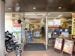 ローソン　足立六町駅前