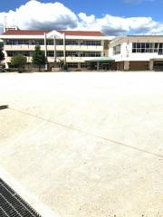 新山小学校