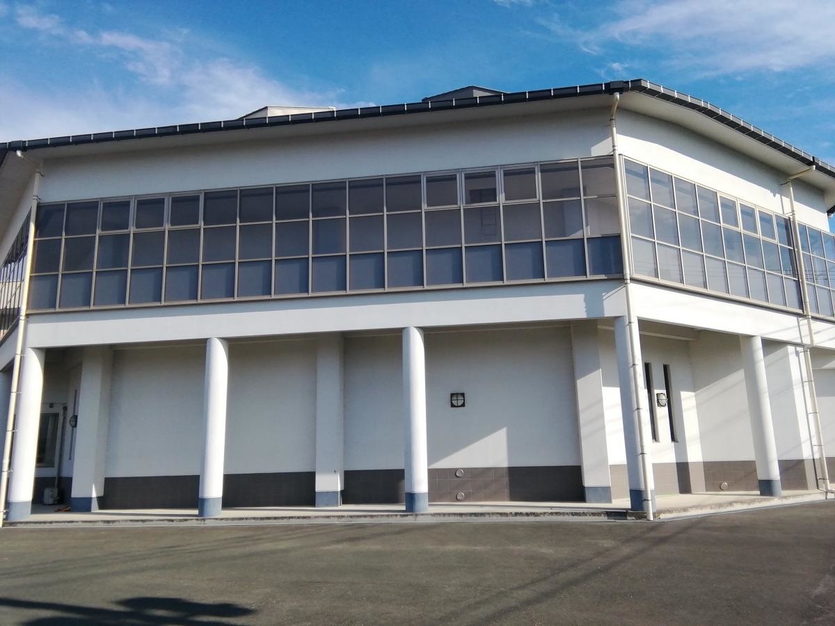 広い敷地と運動場が魅力的です。