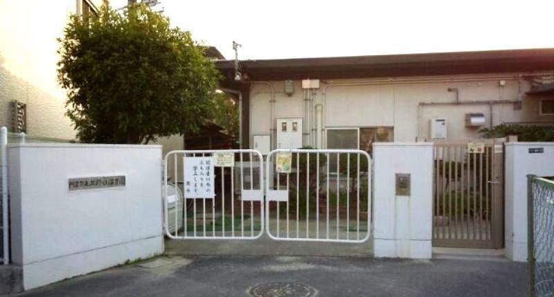 園の門です。