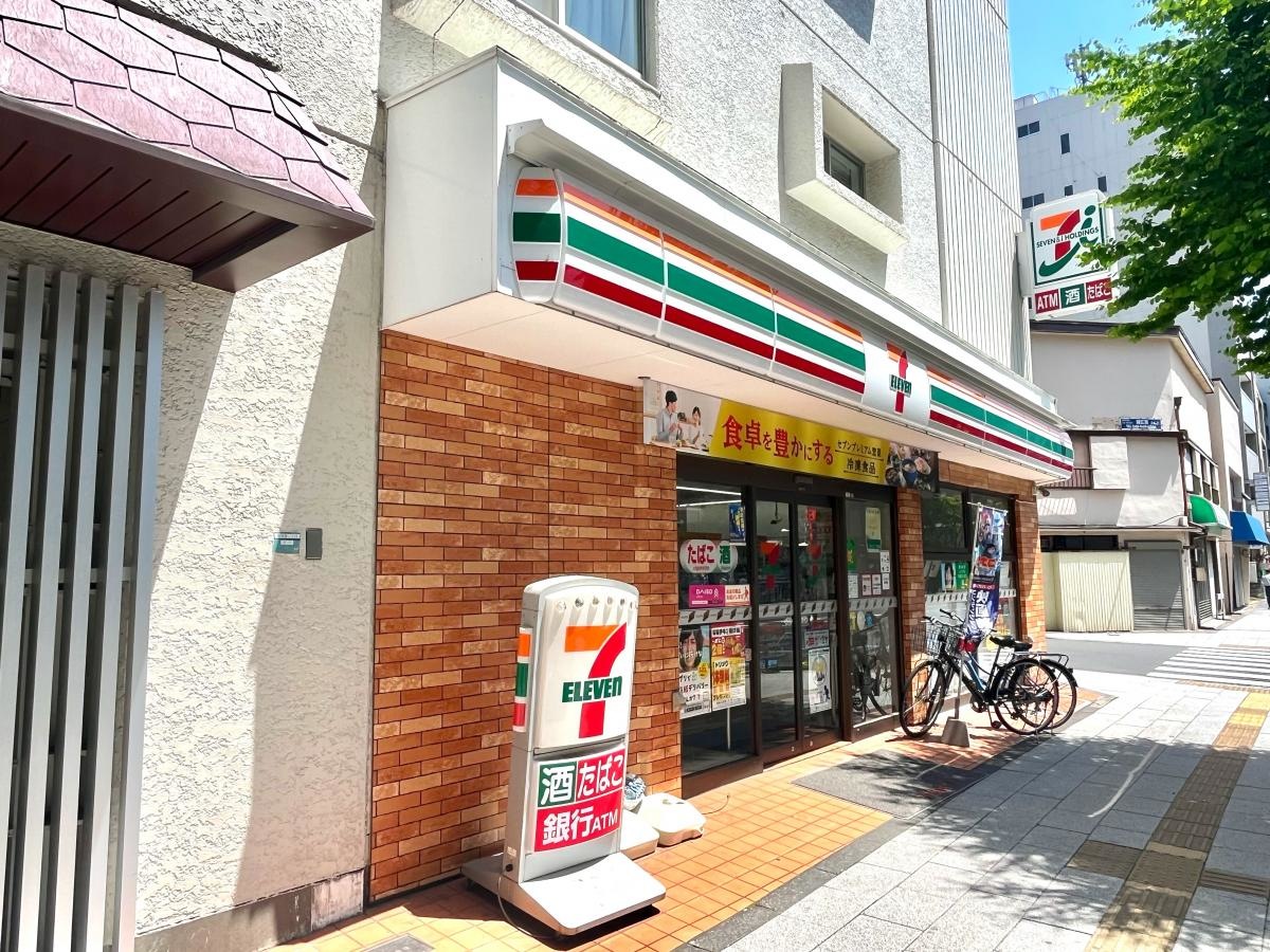 セブンイレブン 東池袋２丁目店の南側からの店舗外観