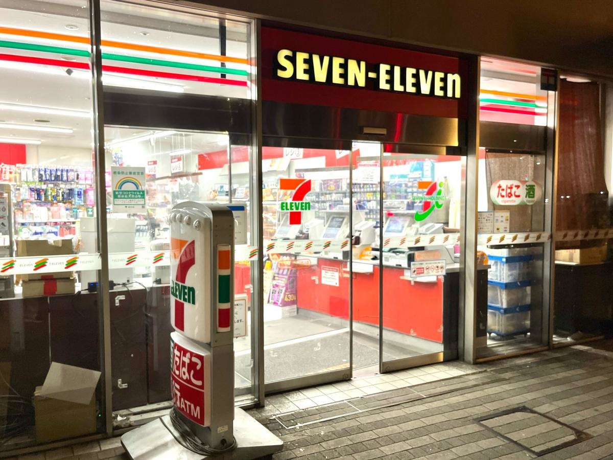 セブンイレブン 東京ドームシティミーツポート店の店舗入口外観