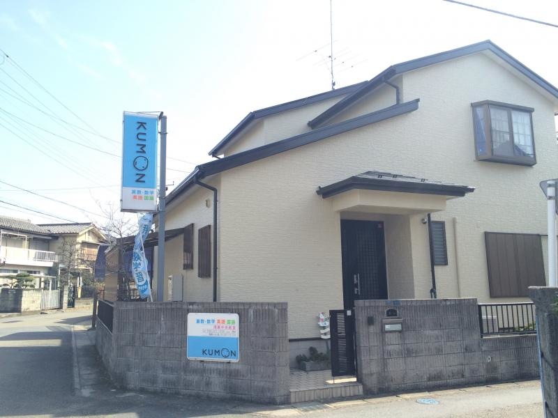 公文式鴻巣中央教室の建物外観、サイン看板