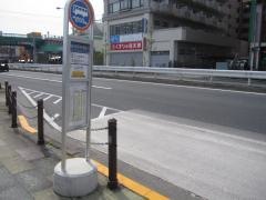 「綾瀬警察署前」バス停留所