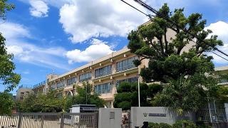 春日丘小学校