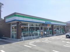 ファミリーマート　新城一鍬田店