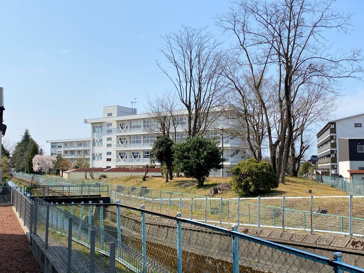 建物裏面　右斜め　遠景