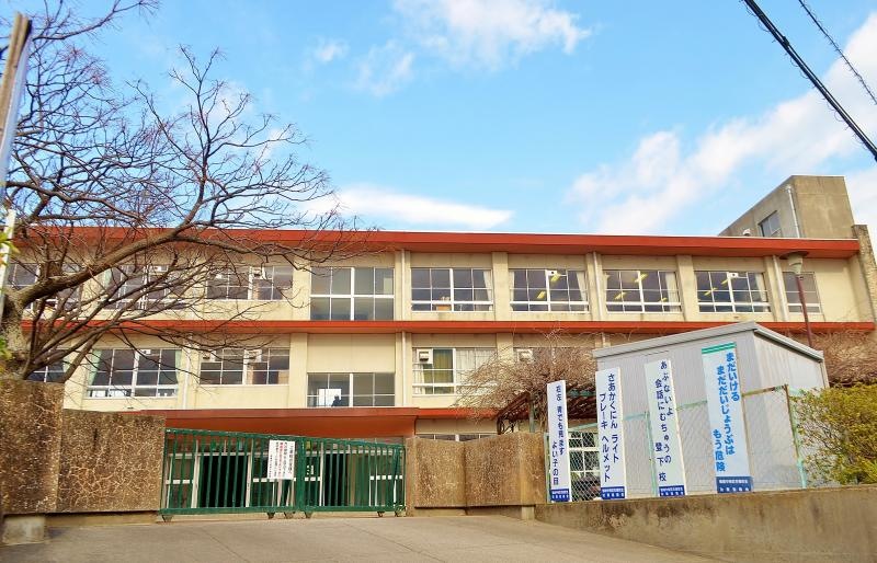 米津小学校の校舎