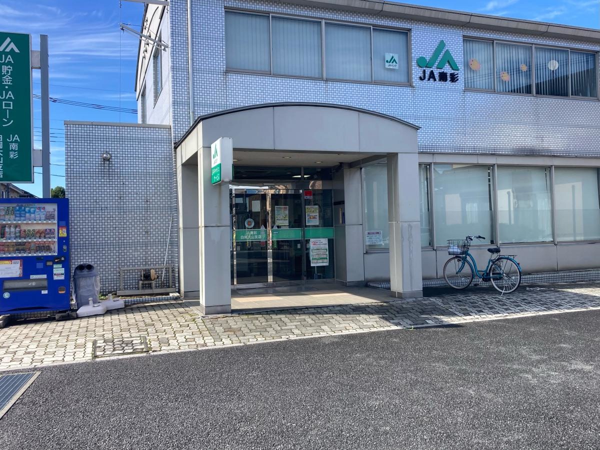 施設入り口付近