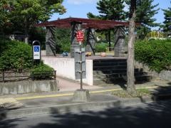 「鶴ケ谷六丁目東小学校前」バス停留所