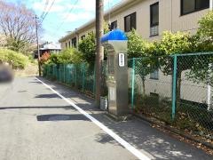 「深沢中学上」バス停留所