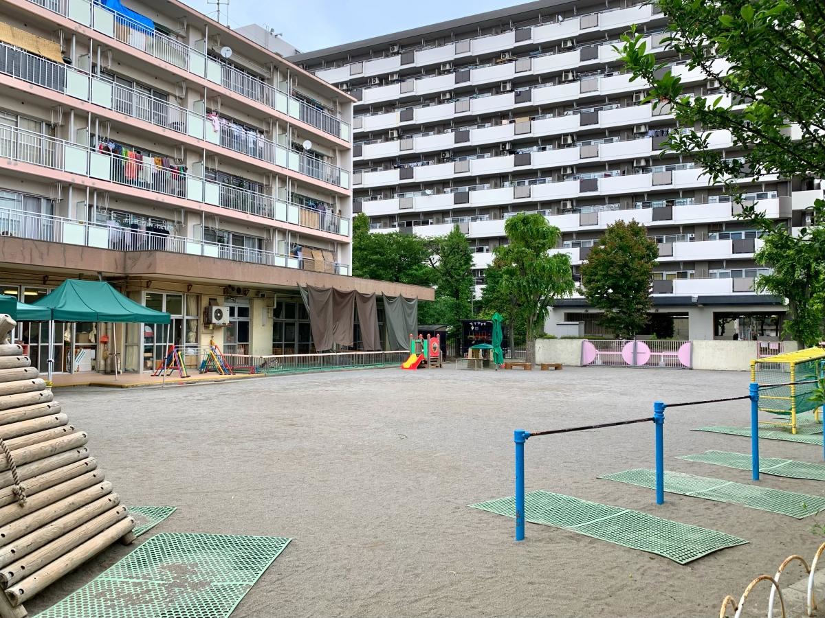 中青戸保育園の園庭外観