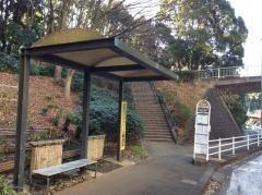 「地区公園」バス停留所