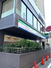 ファミリーマート　調布駅南口店