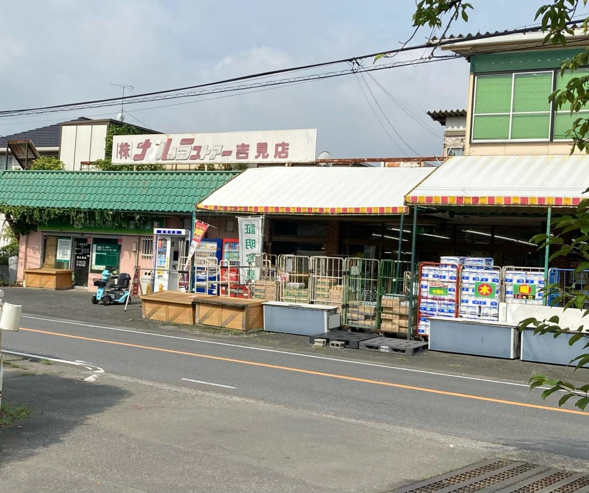店舗外観と看板。