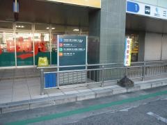 「津新町駅前」バス停留所