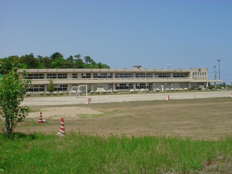 中学校校舎・校庭