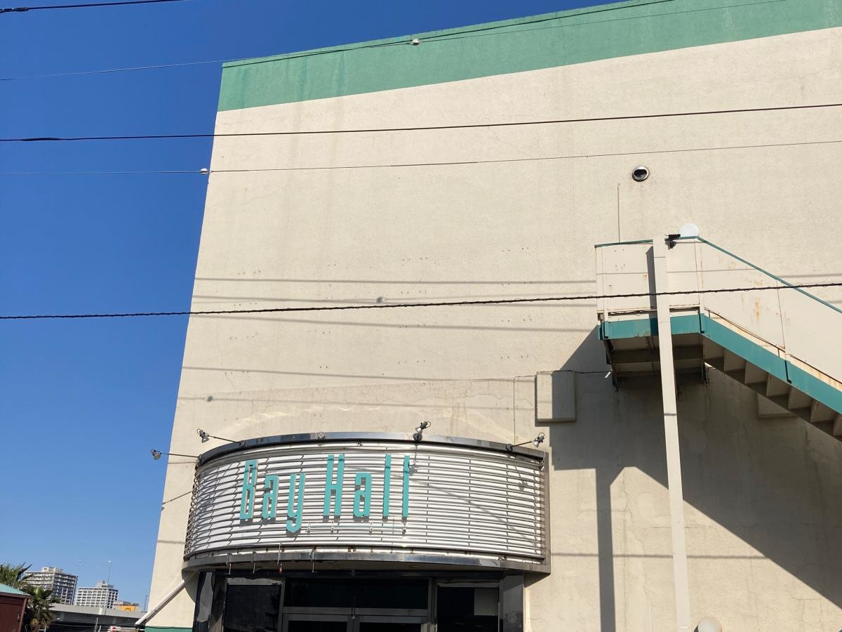 横浜ベイホールの施設外観です。