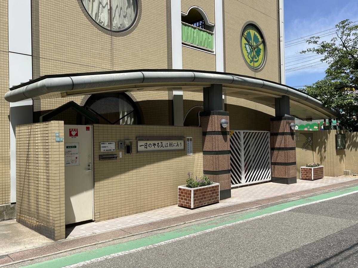 南東側からの正門付近