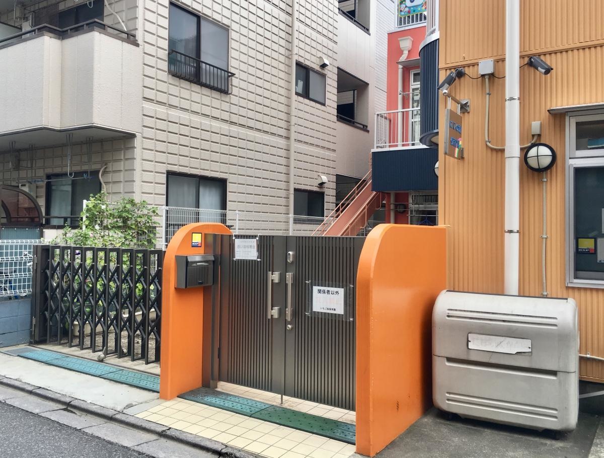 にじの城保育園の北側からの園舎入口外観