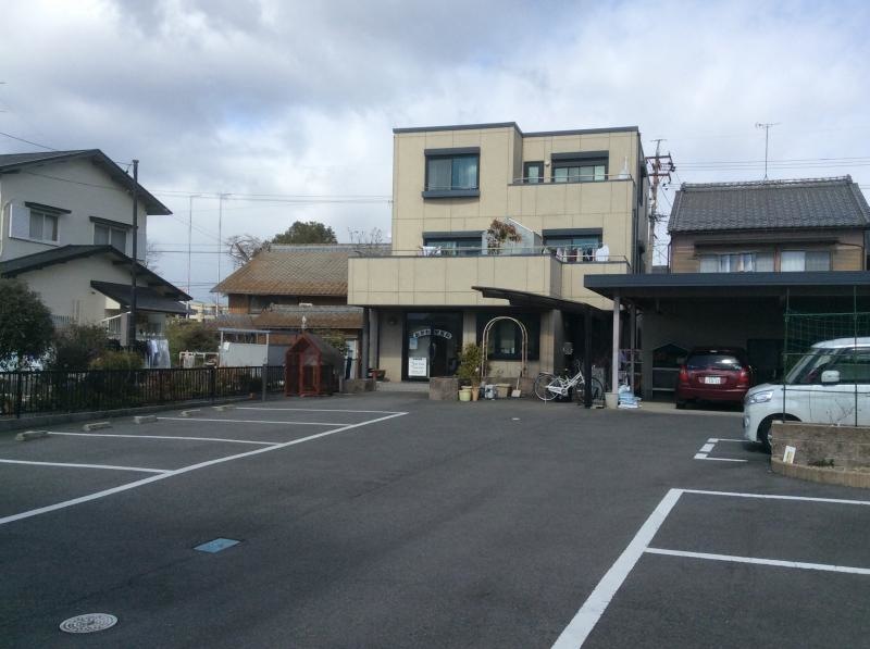 旧国道21号線より道路1本北側に病院あり