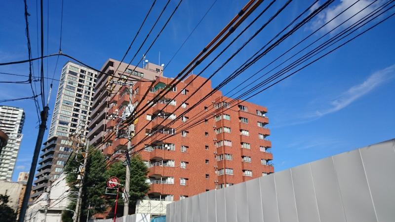 右から