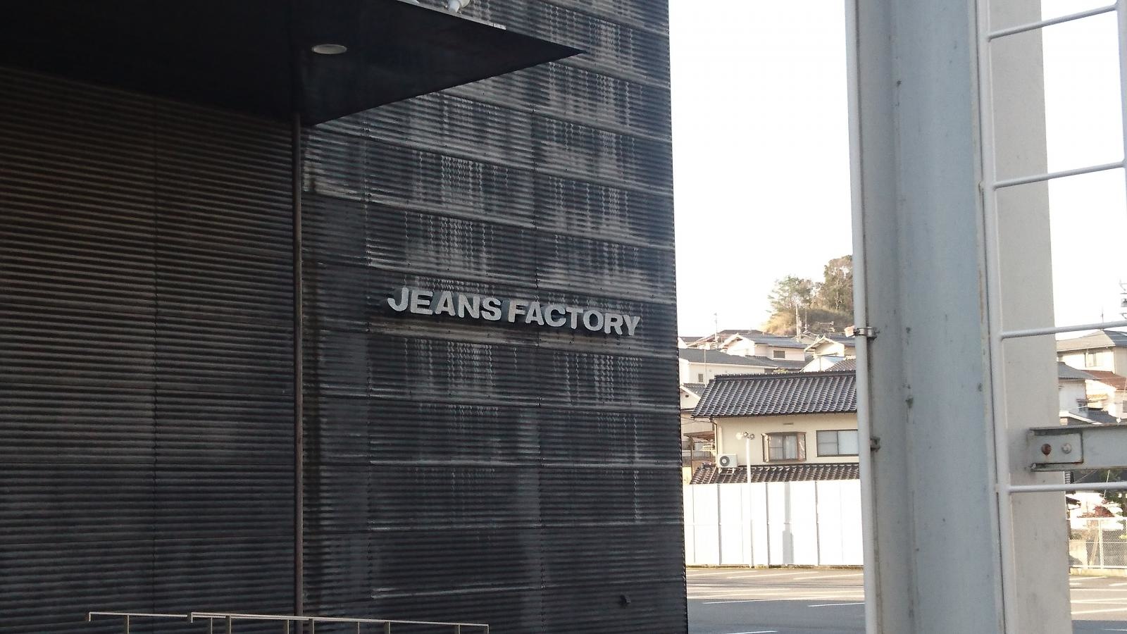 グレー色の建物